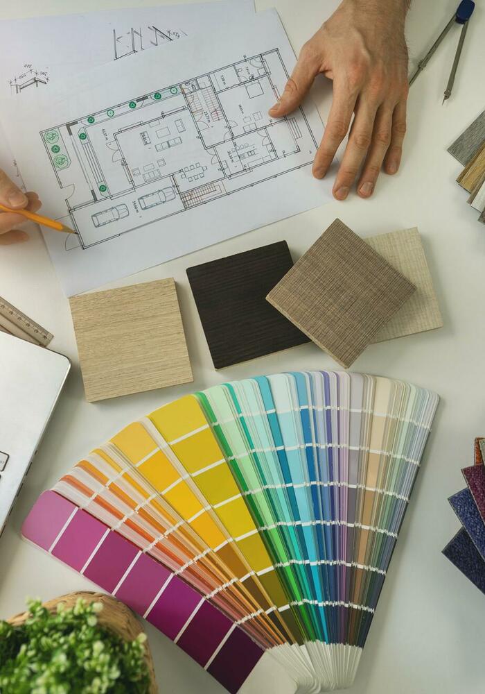 Farbfächer und Skizzen auf dem Tisch